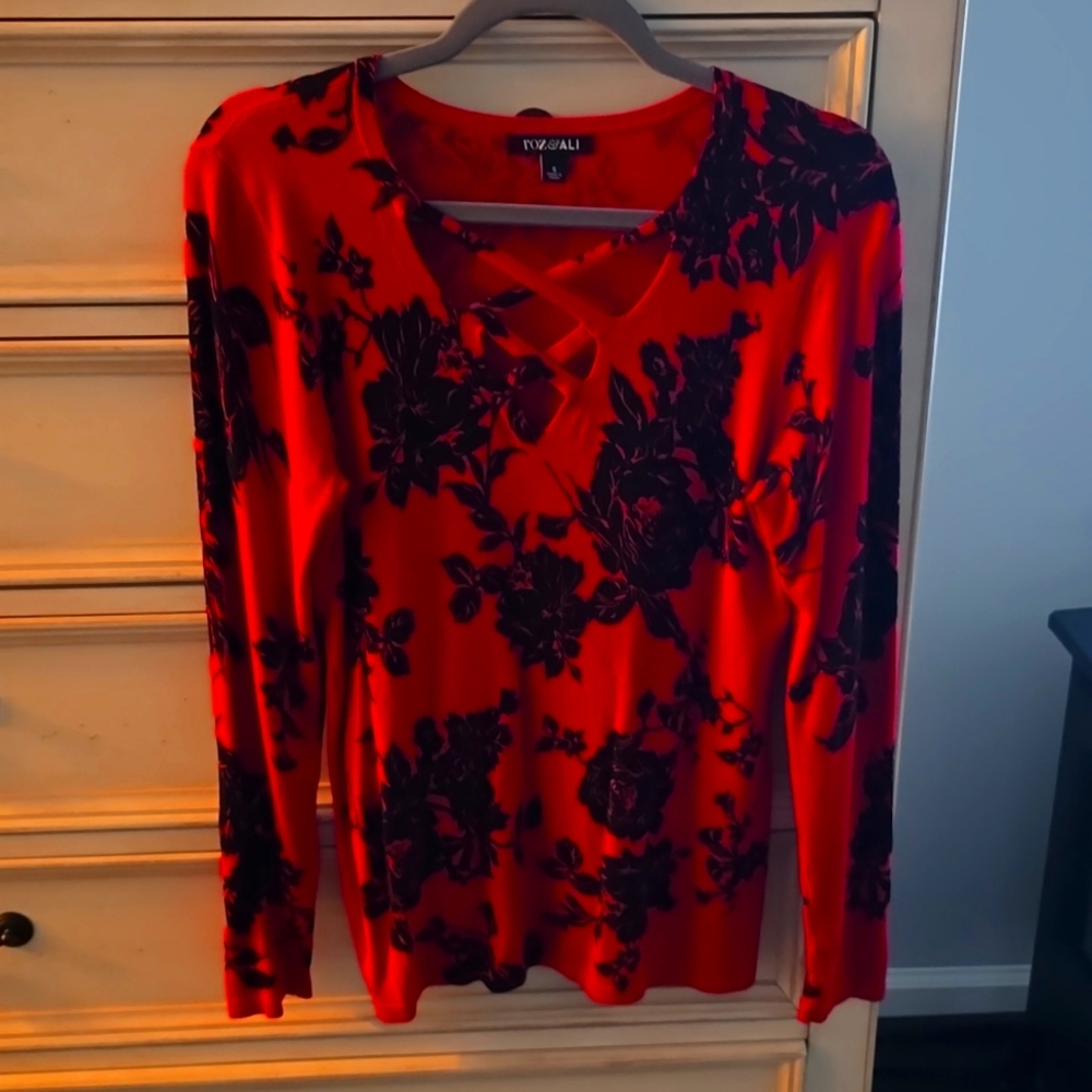 Sweater red and black.